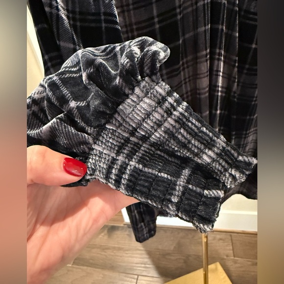 EUC Evereve Black Plaid Velvet Smocked Blouse Women- Small - Picture 8 of 11